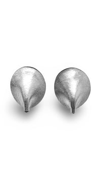 Image 4 of Orecchini a lobo, in pelle e acciaio, modello: ARMADILLO STUDS