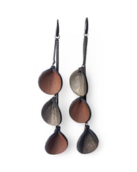 Image 1 of Orecchini pendente, in pelle e ottone, modello: ELITRE CASCATA