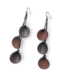 Image 3 of Orecchini pendente, in pelle e ottone, modello: ELITRE CASCATA
