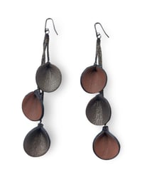 Image 2 of Orecchini pendente, in pelle e ottone, modello: ELITRE CASCATA