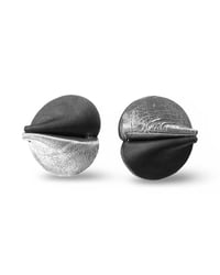 Image 2 of Orecchini a lobo, in pelle e acciaio, modello: ELITRE STUDS