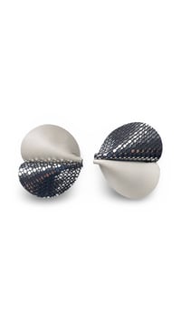 Image 3 of Orecchini a lobo, in pelle e acciaio, modello: ELITRE STUDS