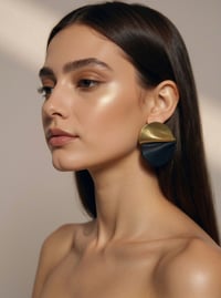 Image 6 of Orecchini a lobo, in pelle e acciaio, modello: ELITRE STUDS