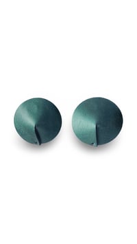 Image 12 of Orecchini a lobo, in pelle e acciaio, modello: TORTOISE STUDS