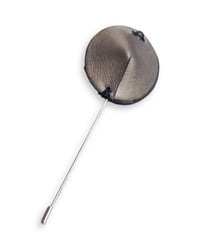 Image 4 of Spilla, in pelle e ottone, modello: TORTOISE FIBULA