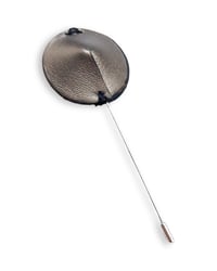 Image 3 of Spilla, in pelle e ottone, modello: TORTOISE FIBULA