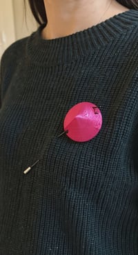 Image 9 of Spilla, in pelle e ottone, modello: TORTOISE FIBULA