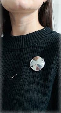 Image 7 of Spilla, in pelle e ottone, modello: TORTOISE FIBULA