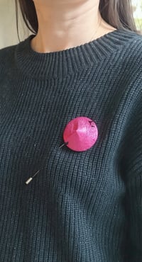 Image 10 of Spilla, in pelle e ottone, modello: TORTOISE FIBULA