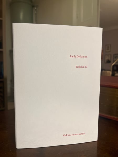 Image of Emily Dickinson: Faskikel 20, Världens minsta skräck, i översättning av Jenny Tunedal & UKON