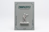 Image 1 of Zinnpazifistin mit Megafon