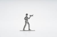 Image 4 of Zinnpazifistin mit Megafon