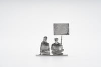 Image 3 of Zinnpazifist:innen sitzend