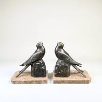 Image 1 of Deux serre-livres Art Déco Hirondelles en marbre et métal bronze 1930s  serre-livres oiseaux