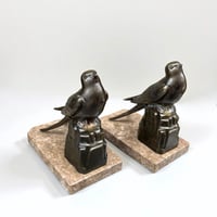 Image 5 of Deux serre-livres Art Déco Hirondelles en marbre et métal bronze 1930s  serre-livres oiseaux