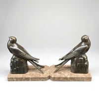 Image 2 of Deux serre-livres Art Déco Hirondelles en marbre et métal bronze 1930s  serre-livres oiseaux