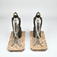 Image 7 of Deux serre-livres Art Déco Hirondelles en marbre et métal bronze 1930s  serre-livres oiseaux