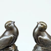 Image 3 of Deux serre-livres Art Déco Hirondelles en marbre et métal bronze 1930s  serre-livres oiseaux