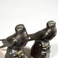 Image 4 of Deux serre-livres Art Déco Hirondelles en marbre et métal bronze 1930s  serre-livres oiseaux