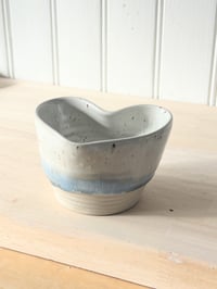 Image 1 of Tasse coeur blanche et bleu ciel