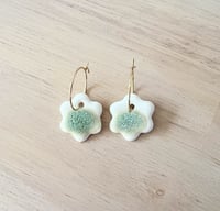 Boucles d'oreilles en porcelaine, fleurs vertes