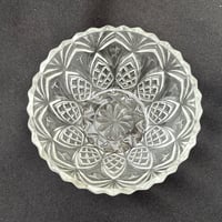 Image 3 of Coupelle - ramequin ancien en verre pressé - Décor d'ananas - milieu  XXᵉ