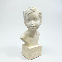 Image 1 of Buste de garçon vintage en plâtre crème - Sculpture de jeune garçon 1950 - 1960