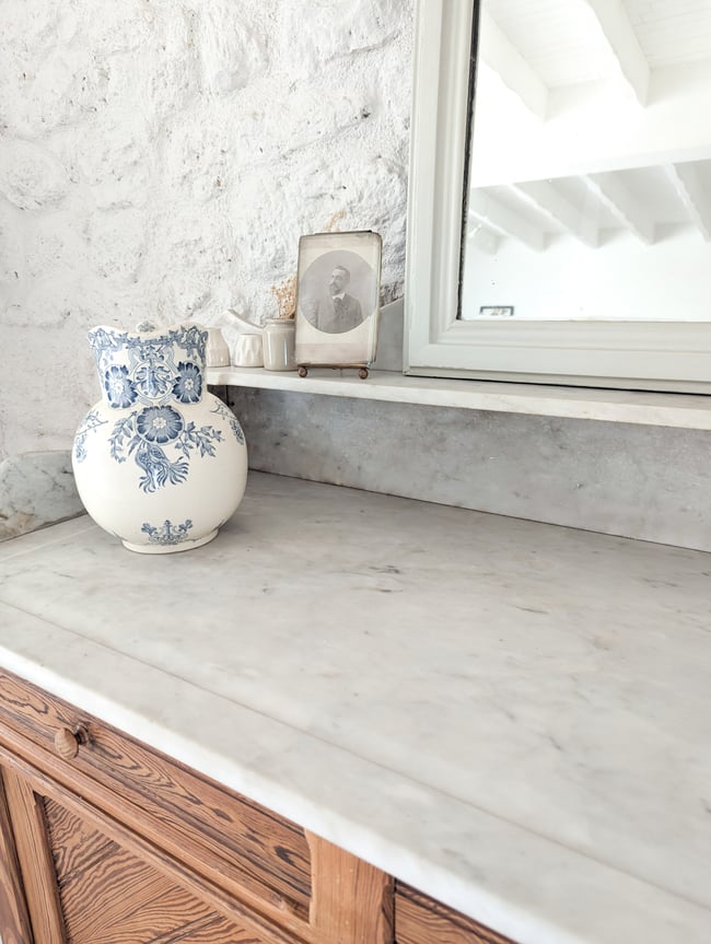 Meuble de toilette .