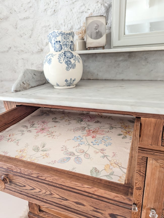 Meuble de toilette .