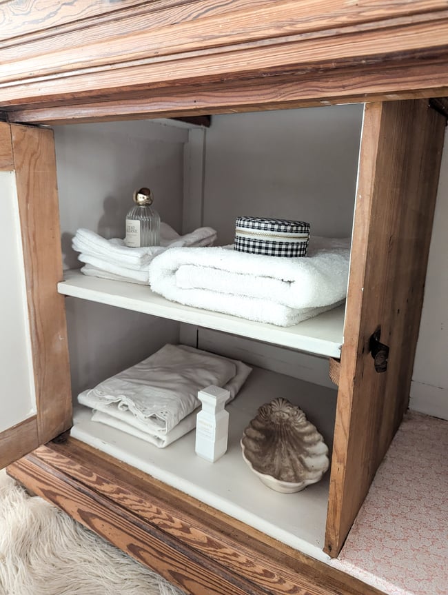 Meuble de toilette .