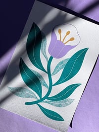 Image 1 of Illustration limitée en Sérigraphie A4 - Fleur violette
