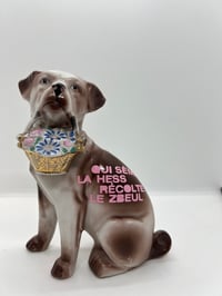 Image 1 of Chien en céramique avec un slogan