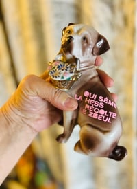 Image 2 of Chien en céramique avec un slogan