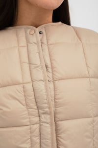 Image 3 of Chaleco Croce Beige
