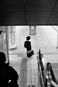 ‘Waiting Alone’ 獨立等待, 2014 - Jung Ai-Chu