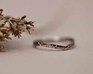 Image of 18ct White Gold 1.5mm Willow Leaf engraved wishbone ring 