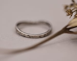 Image of 18ct White Gold 1.5mm Willow Leaf engraved wishbone ring 