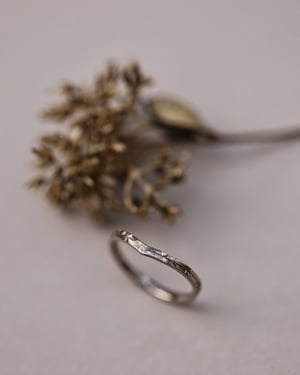 Image of 18ct White Gold 1.5mm Willow Leaf engraved wishbone ring 