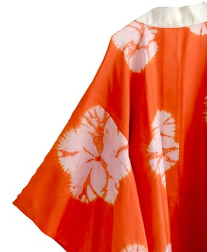 Image of Kimono dame af orange silke med lyserøde shibori blomster