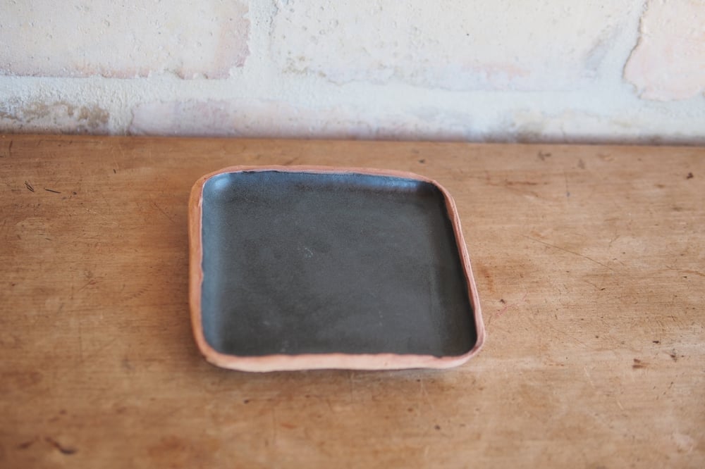 Image of Te Hurihi uku tray - Tōrea pango