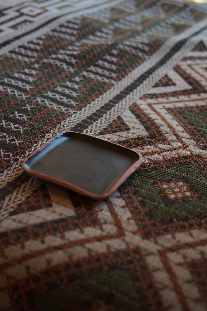 Image of Te Hurihi uku tray - Tōrea pango