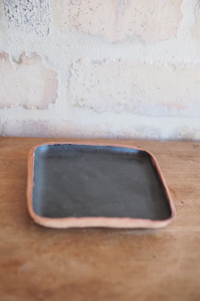 Image of Te Hurihi uku tray - Tōrea pango