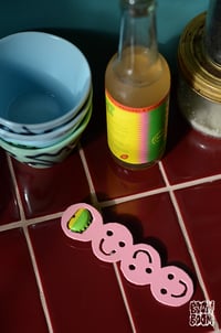 Image 3 of Décapsuleur smiley rose