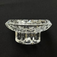 Image 9 of Bougeoirs vintage en verre cristallin moulé transparent  - Années  1940 