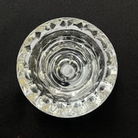 Image 10 of Bougeoirs vintage en verre cristallin moulé transparent  - Années  1940 