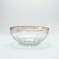 Image 5 of Service à salade de fruits en verre moulé  et dorure à décor de boules — années 50