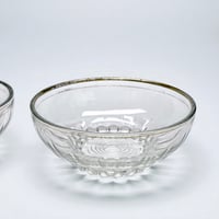 Image 8 of Service à salade de fruits en verre moulé  et dorure à décor de boules — années 50