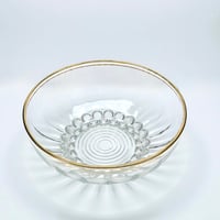 Image 6 of Service à salade de fruits en verre moulé  et dorure à décor de boules — années 50