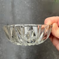 Image 11 of Coupelle - ramequin vintage en verre pressé motif géométrique - Années 1970