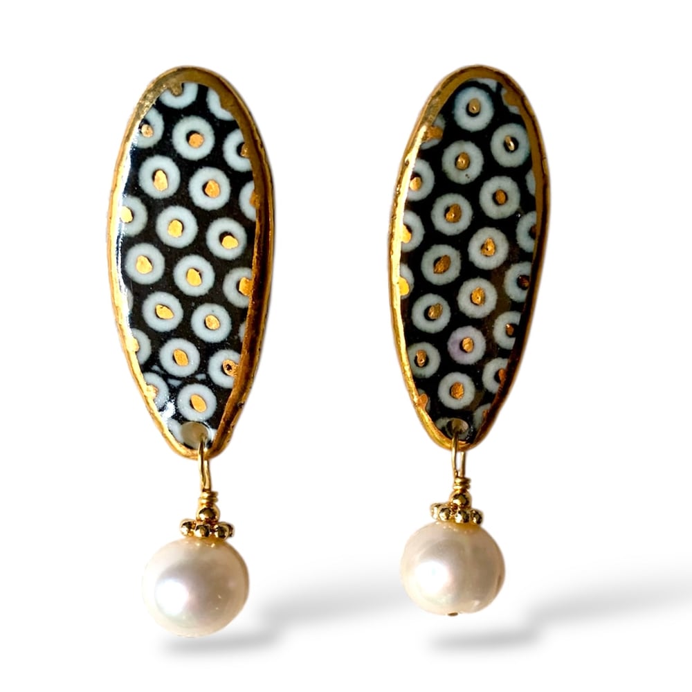 Image of Black & White Pearl Stud Earrings (1.5x5cm)